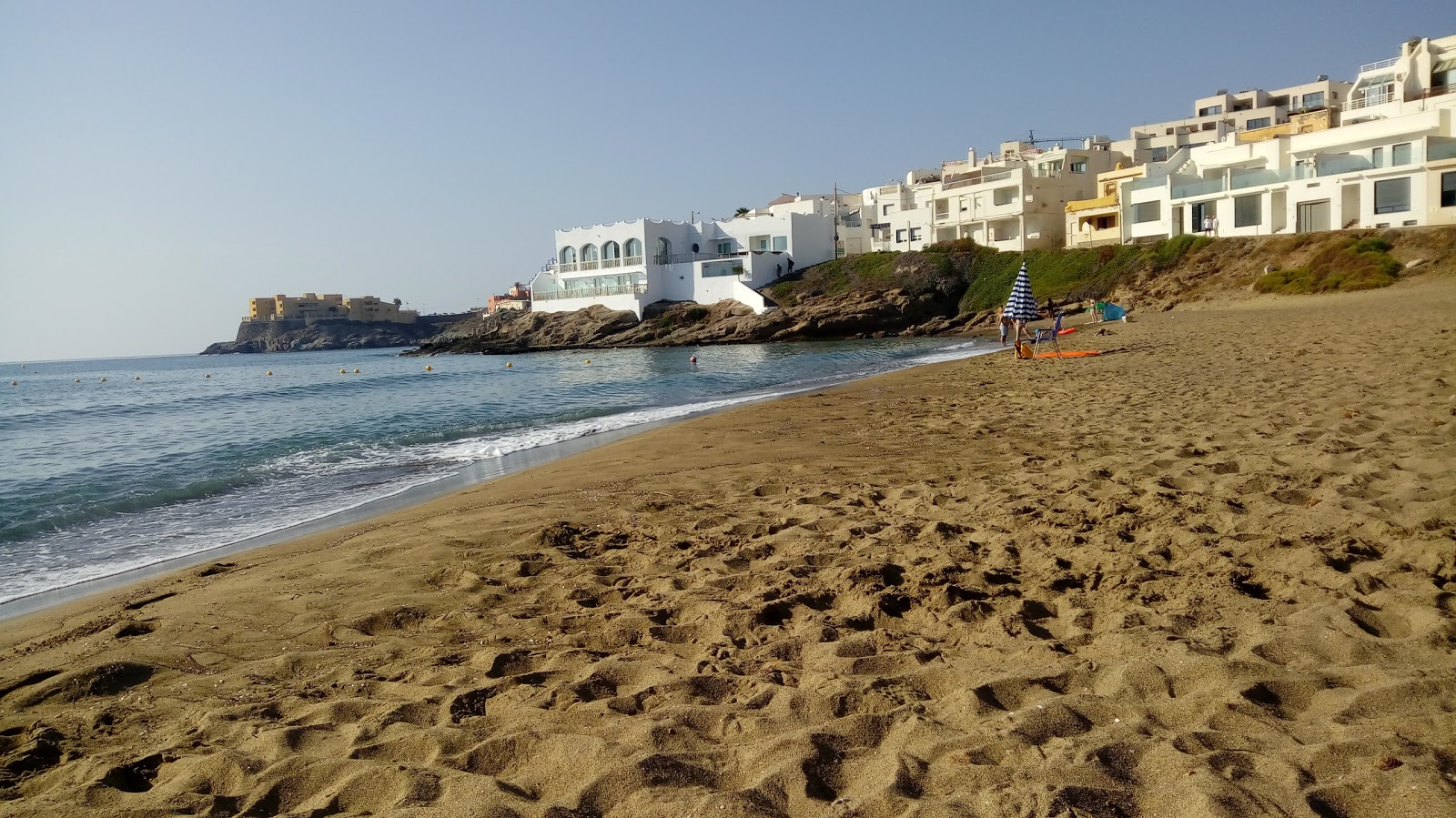 Φωτογραφία του Playa de la Calilla με επίπεδο καθαριότητας πολύ καθαρό