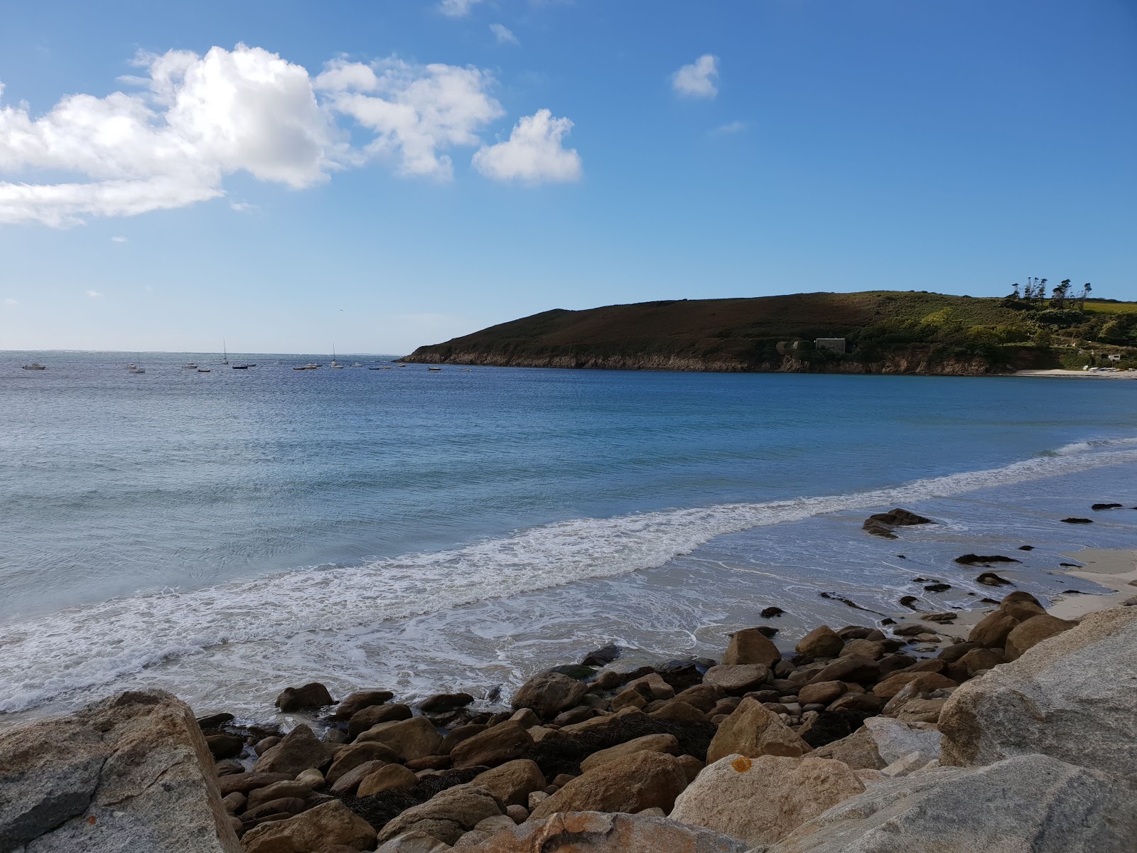 Foto von Plage de Kerhornou umgeben von Bergen