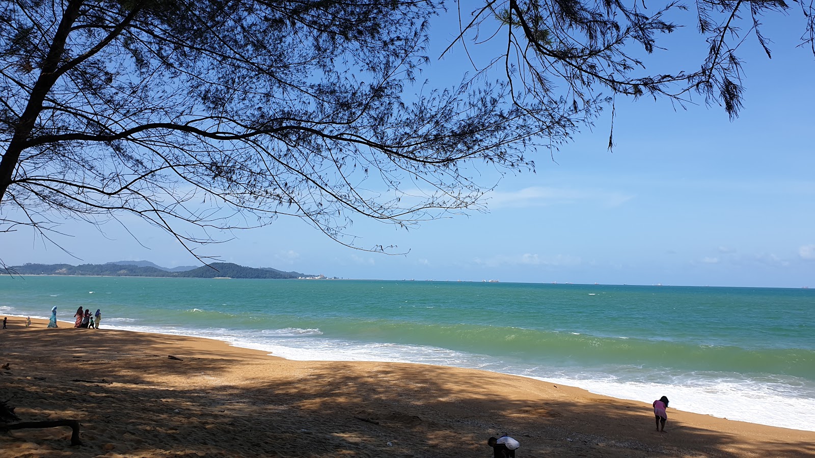 Fotografija Teluk Mak Nik Beach udobje območja