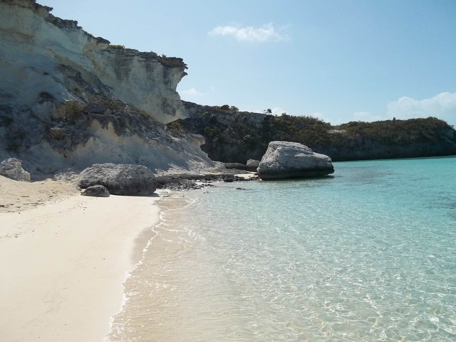 Fotografie cu Iguana beach cu o suprafață de apa pură turcoaz