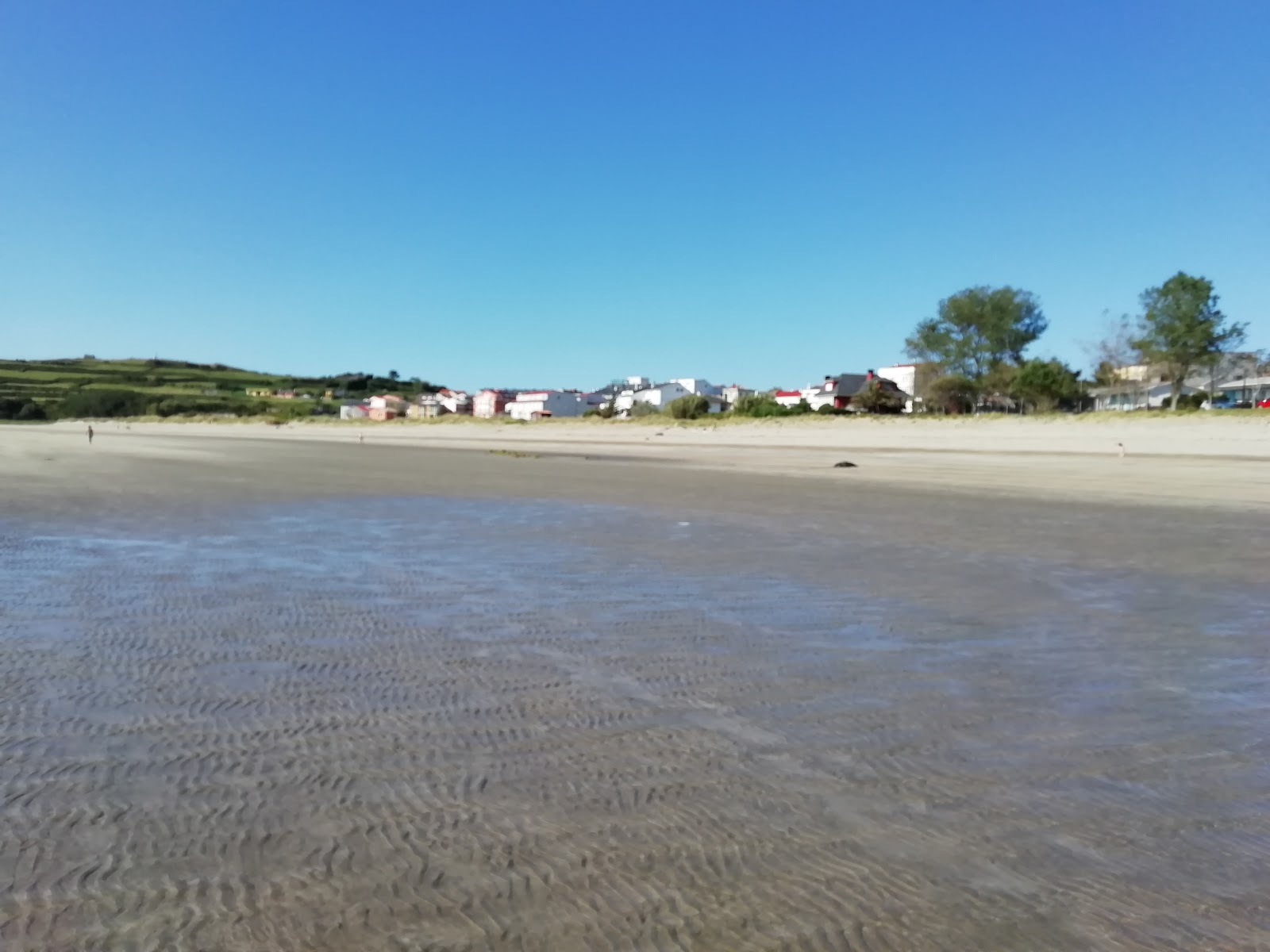 Praia de Espasante的照片 带有碧绿色纯水表面