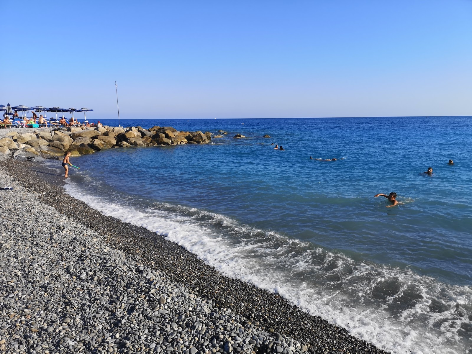 Valokuva Spiaggia di Bordigheraista. pinnalla sininen vesi:n kanssa