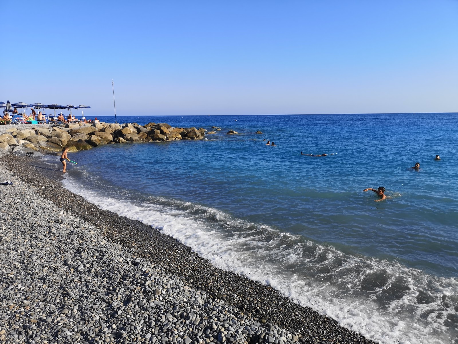 Foto von Spiaggia di Bordighera mit lange, gerade küste