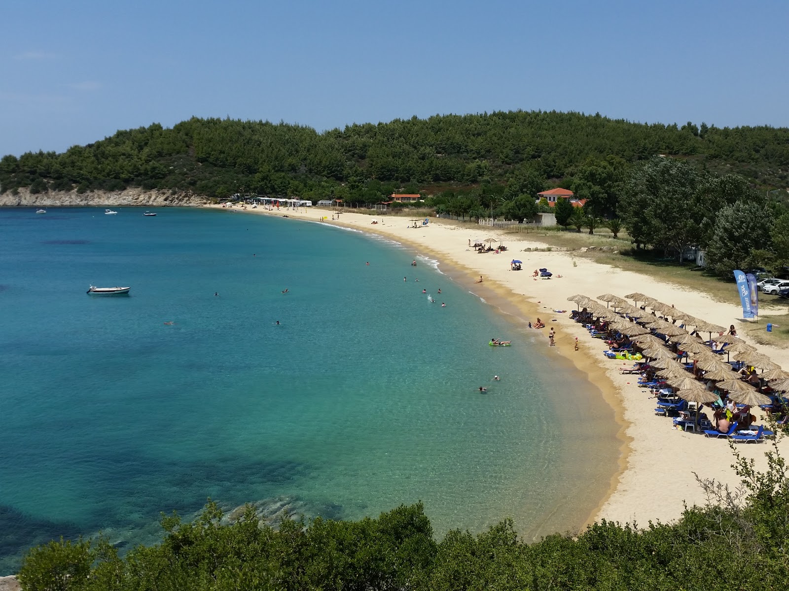 Foto van Destenika beach met ruime baai