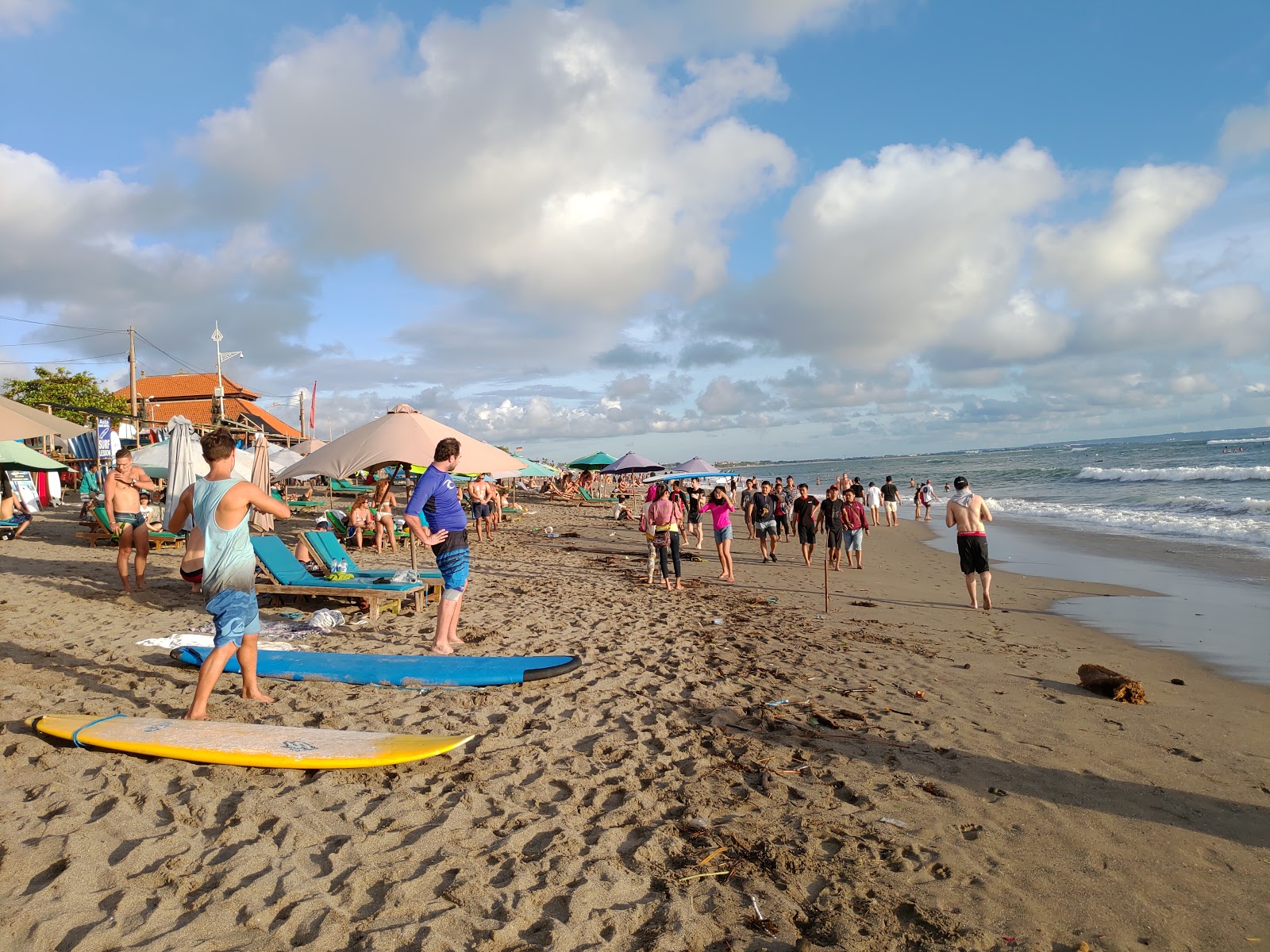 Photo de Batu Bolong Beach avec plage spacieuse