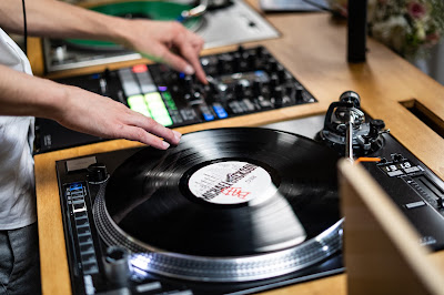 Plus Event | Dj Mariage & Entreprise | Gers - Auch - Toulouse | Bar à vinyles à Auch