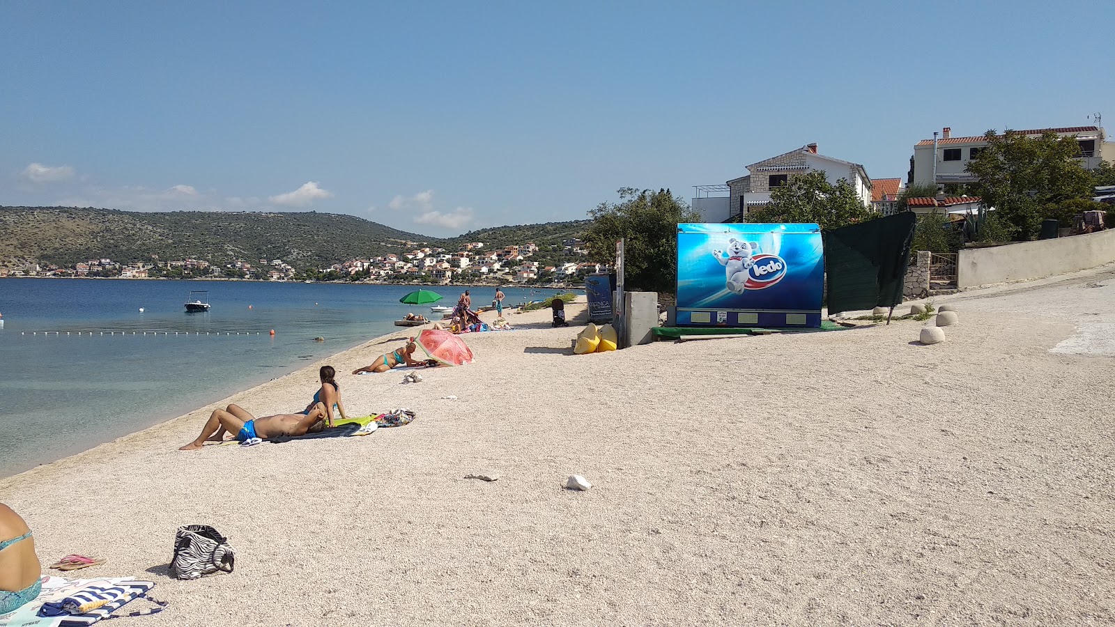 Photo de Varos beach zone des équipements