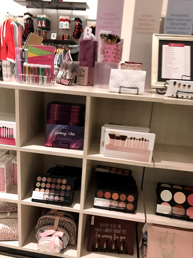 Fashion Accessories Store «Charming Charlie», reviews and photos, 5175 Deerfield Blvd, Mason, OH 45040, USA