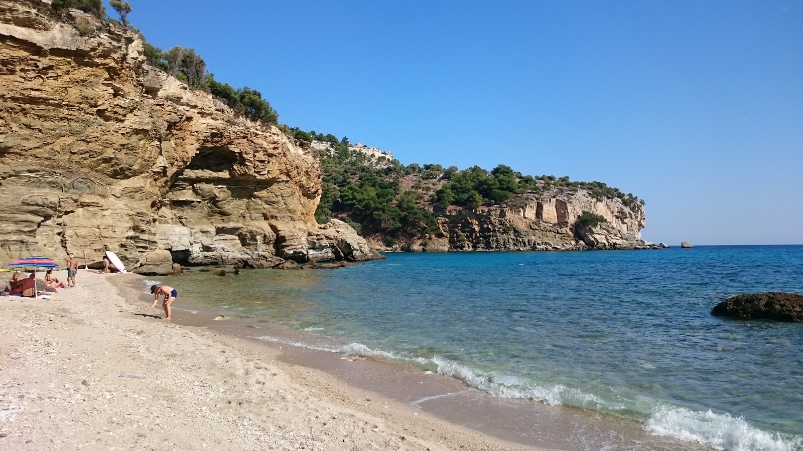 Livadi beach的照片 带有碧绿色纯水表面