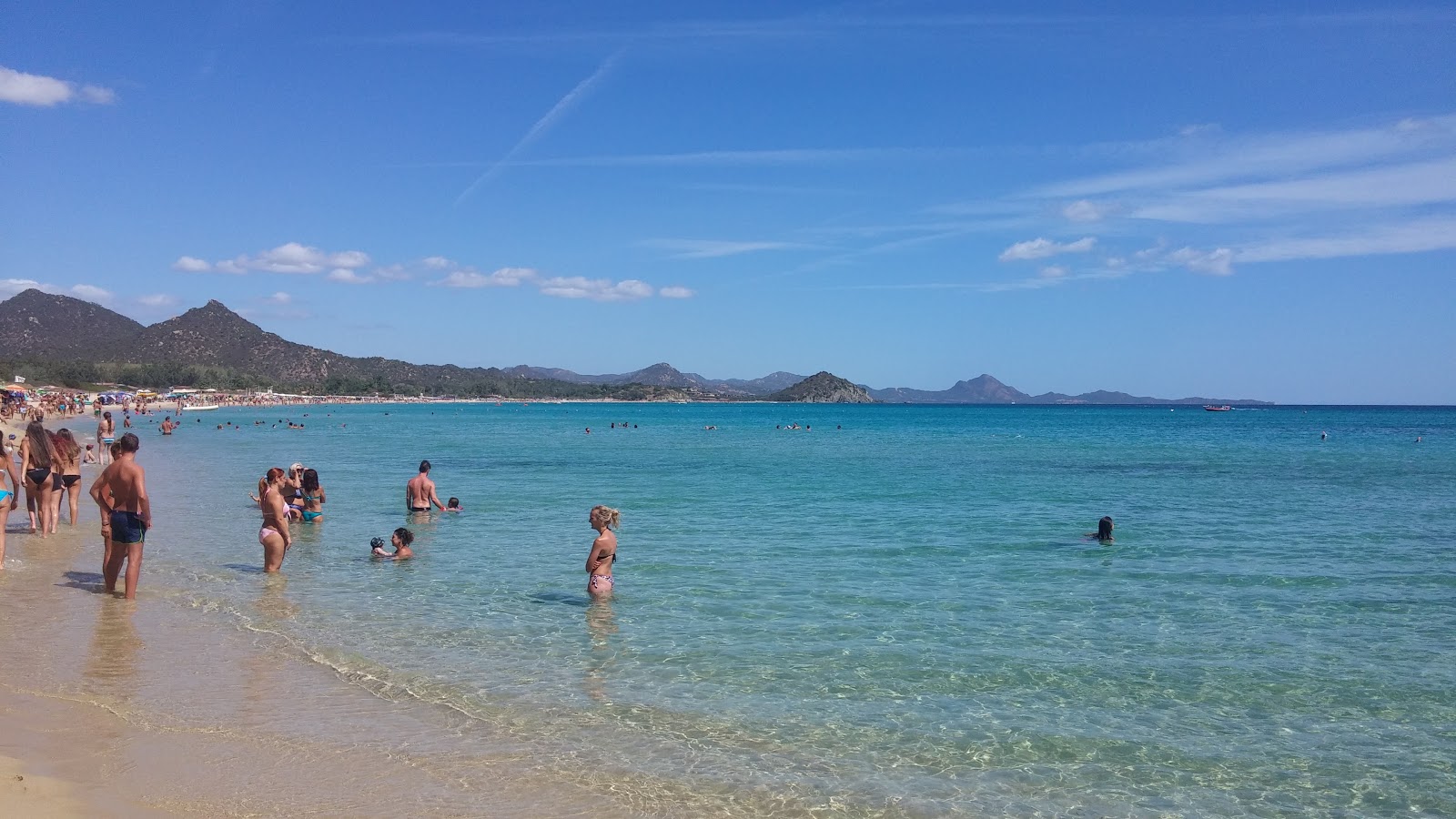 Spiaggia di Cala Pira'in fotoğrafı uçurumlarla desteklenmiş