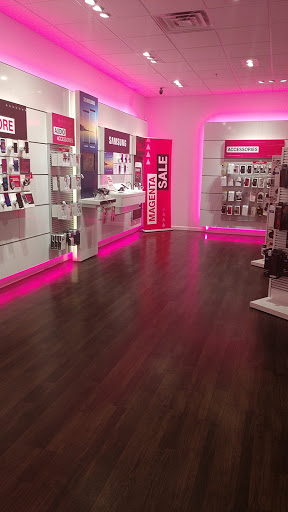 Cell Phone Store «T-Mobile», reviews and photos, 2402 James L Redman Pkwy, Plant City, FL 33566, USA