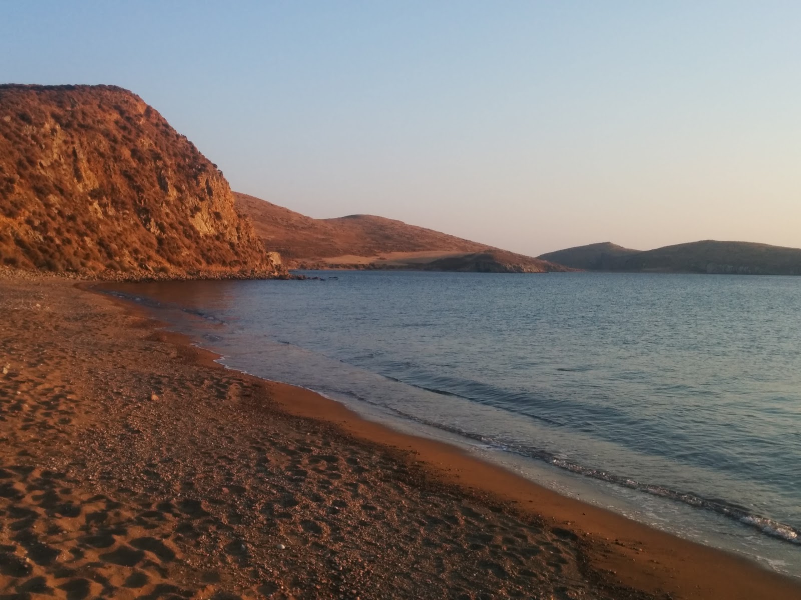 Foto di Vrachonisida Praso II con una superficie del acqua cristallina