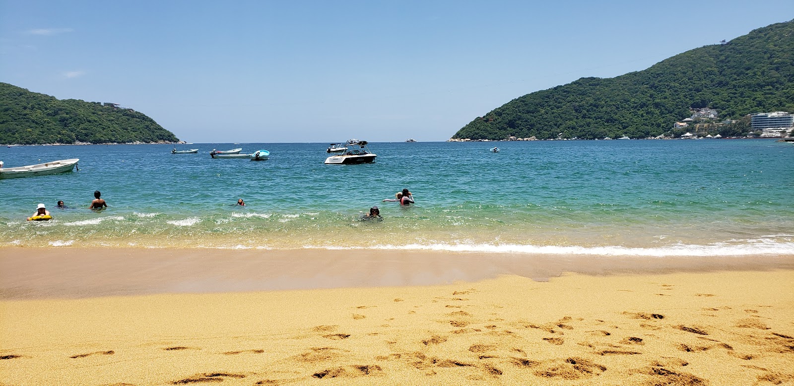 Photo de Playa Puerto Marques avec moyenne baie