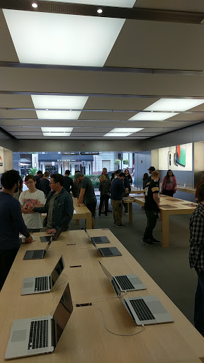 Computer Store «Apple Reston», reviews and photos, 11949 Market St, Reston, VA 20190, USA