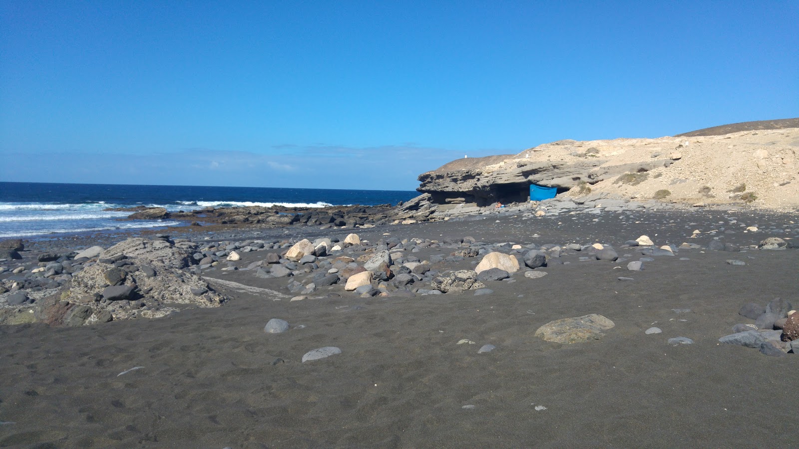 Foto av Playa Negras med blå rent vatten yta