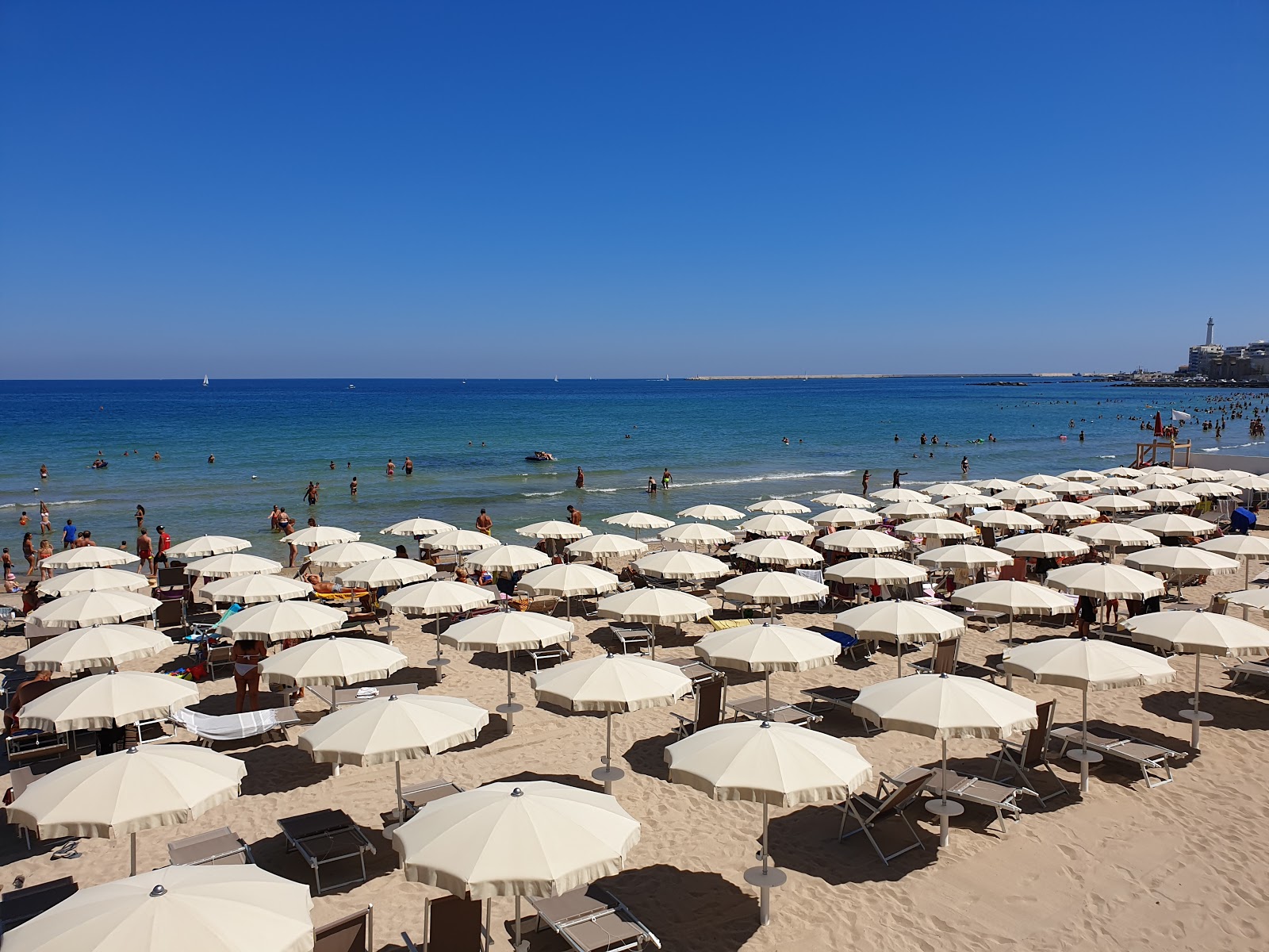 Foto von Lido San Francesco beach mit mittlere buchten