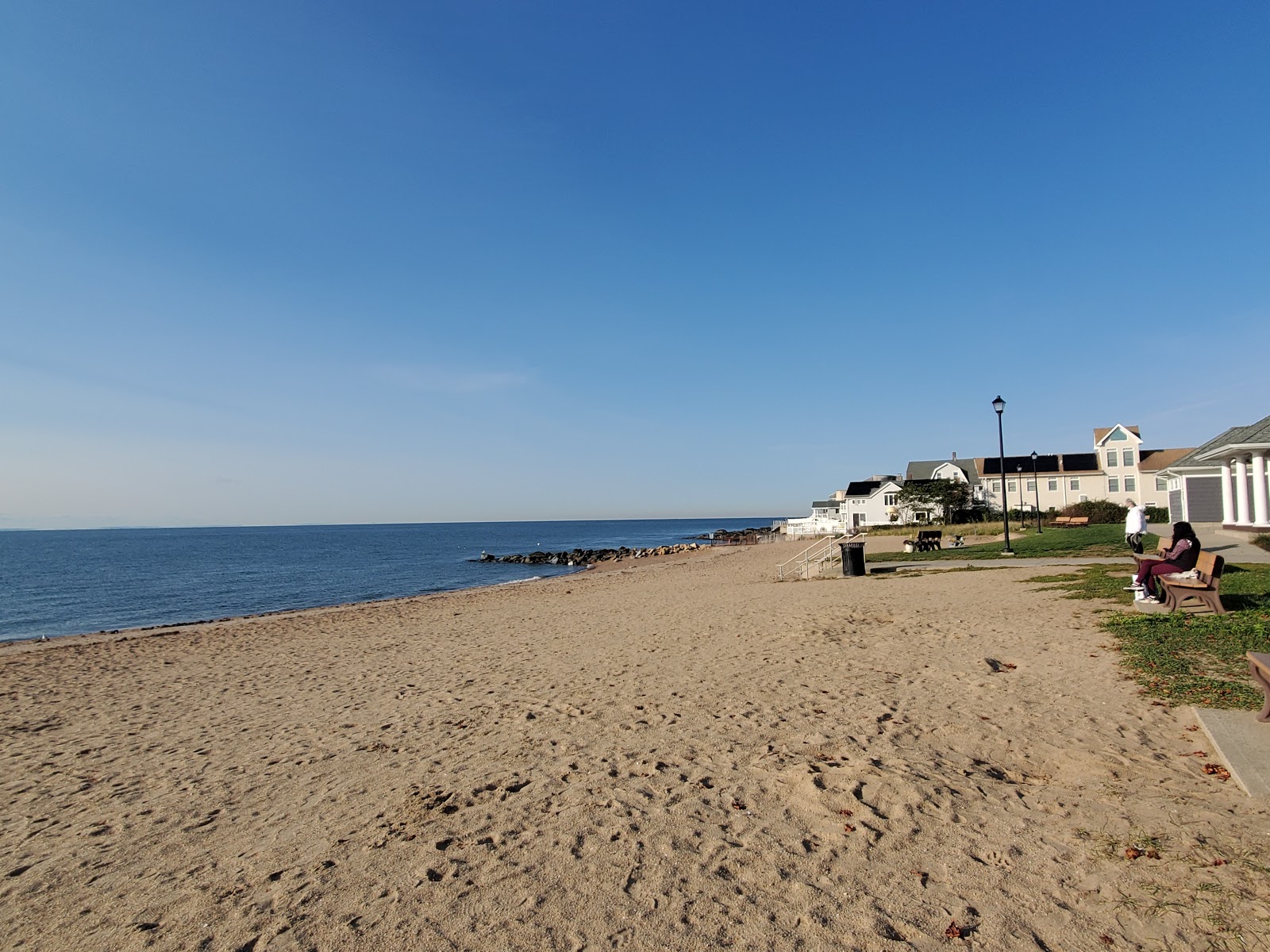 Foto von East Haven Town Beach mit beiger sand Oberfläche