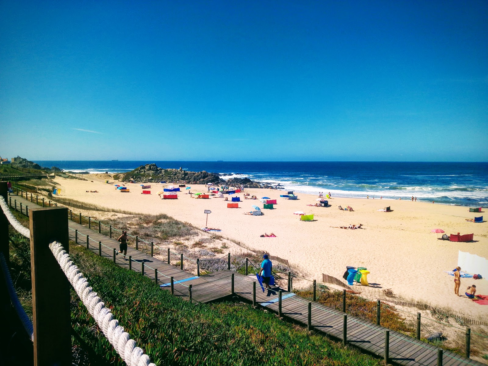 Fotografie cu Praia do Aterro cu o suprafață de nisip beige fin