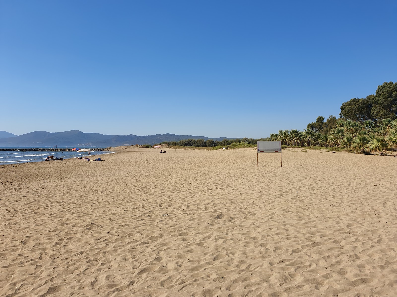 Φωτογραφία του Pamucak beach με μπλέ νερό επιφάνεια