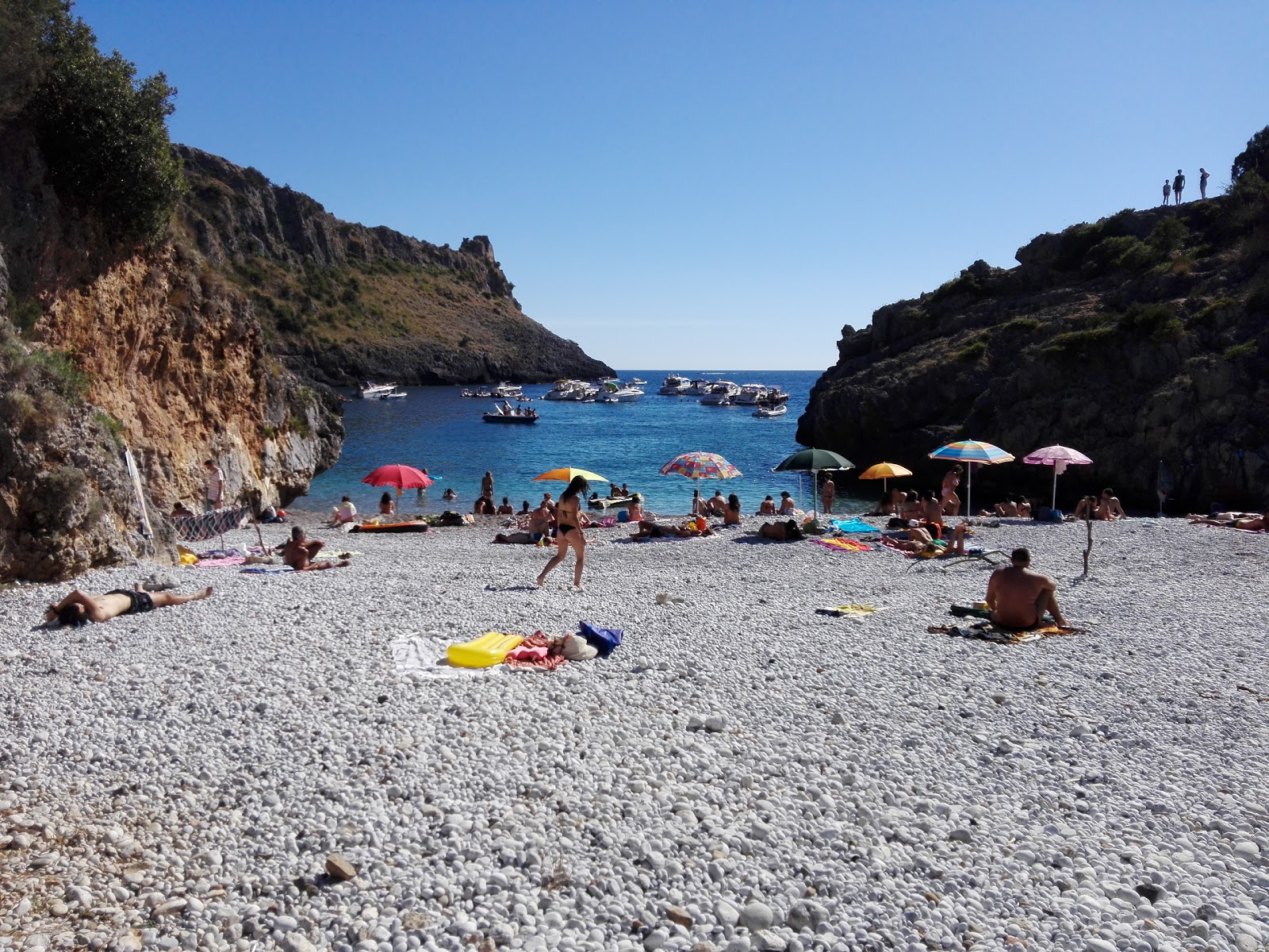 Cala Bianca'in fotoğrafı dağlarla çevrili