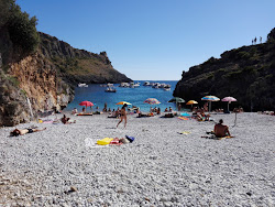 Cala Bianca'in fotoğrafı dağlarla çevrili