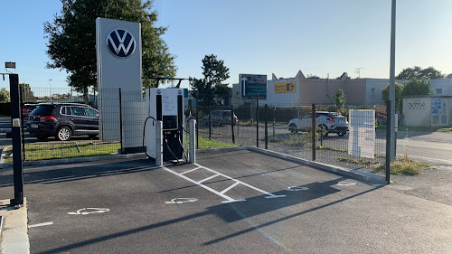 Borne de recharge de véhicules électriques IZIVIA Station de recharge Saint-Malo