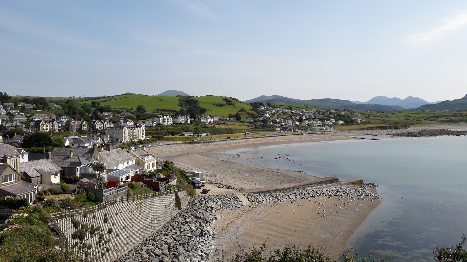 Foto af Criccieth beach bakket op af klipperne