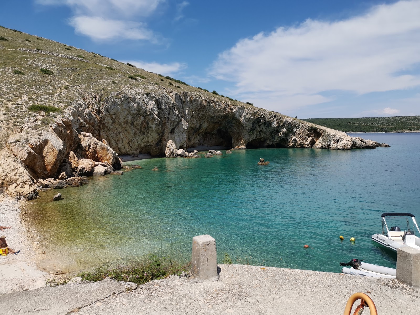 Foto van Koromacna beach met lichte kiezelsteen oppervlakte