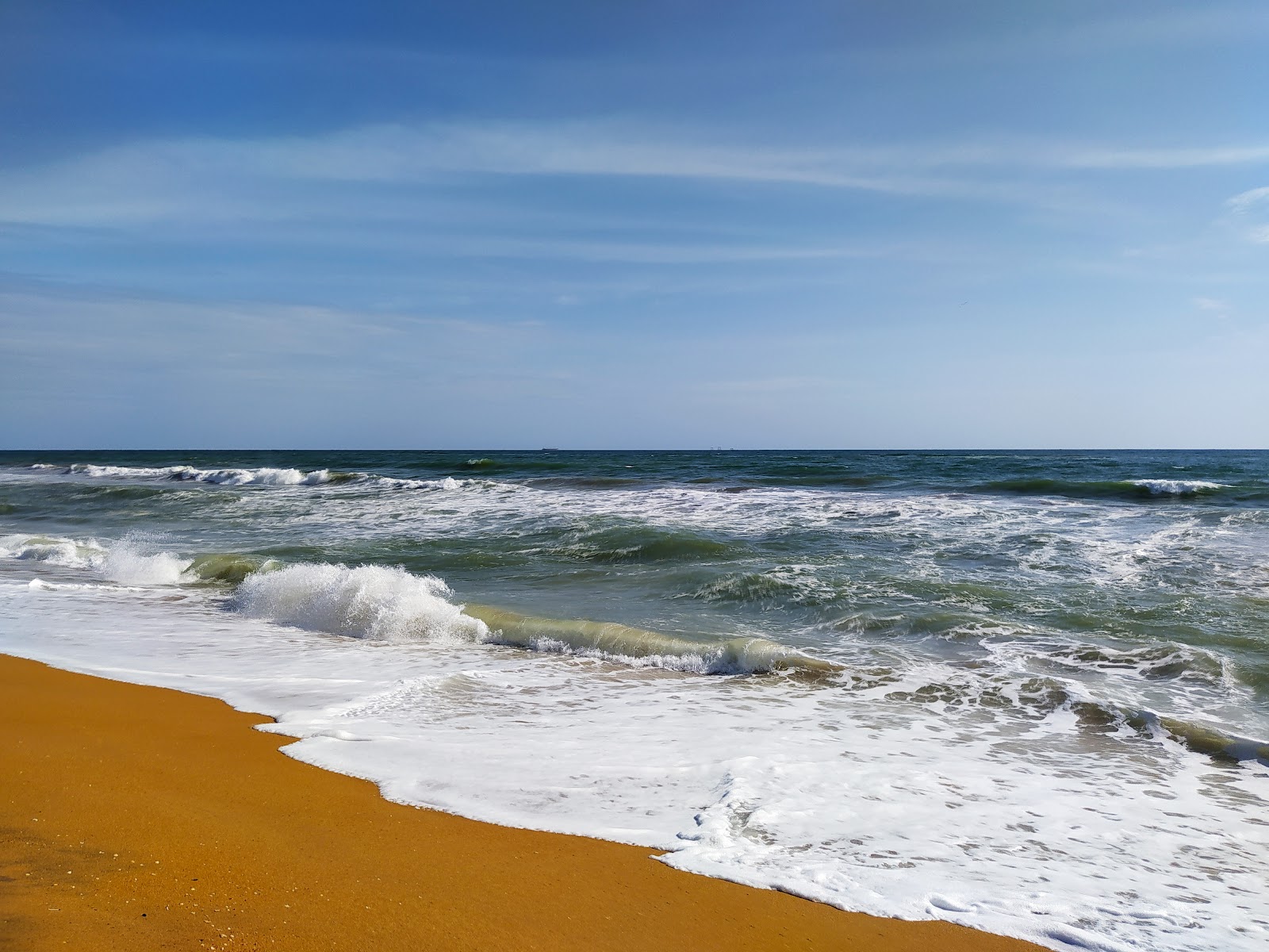 Rathmalana Beach的照片 带有碧绿色水表面
