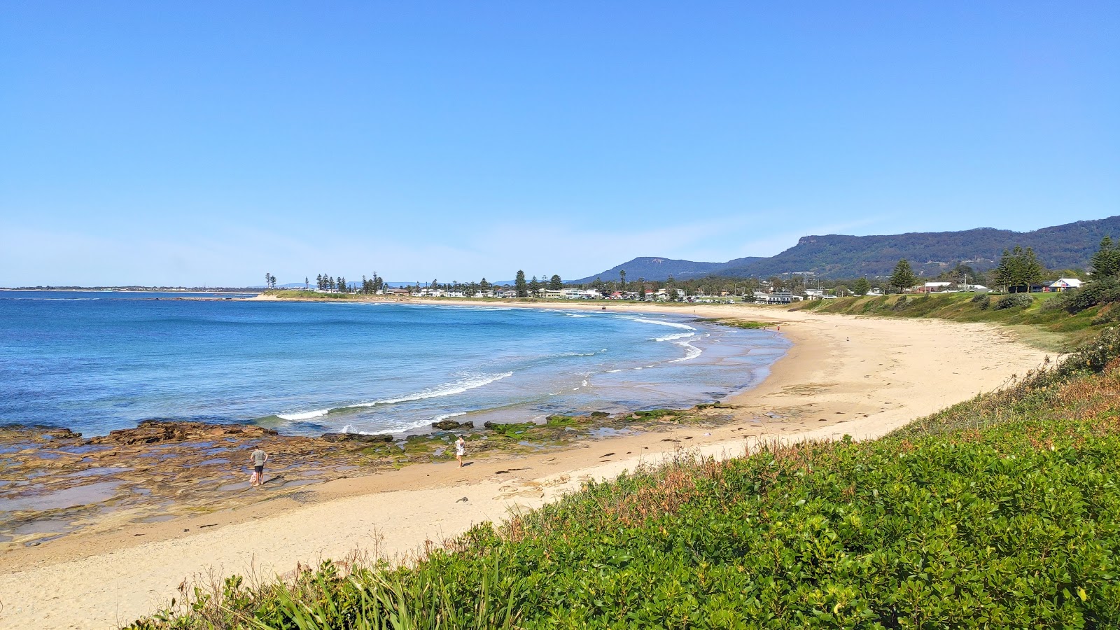 Foto di Sandon Point Beach con una superficie del sabbia beige