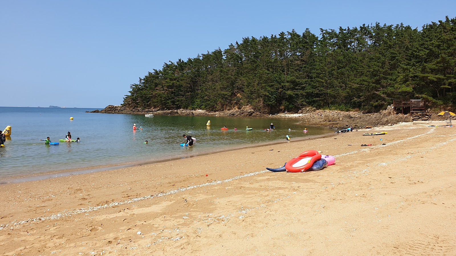 Φωτογραφία του Kujinamugol Beach με φωτεινή άμμος επιφάνεια