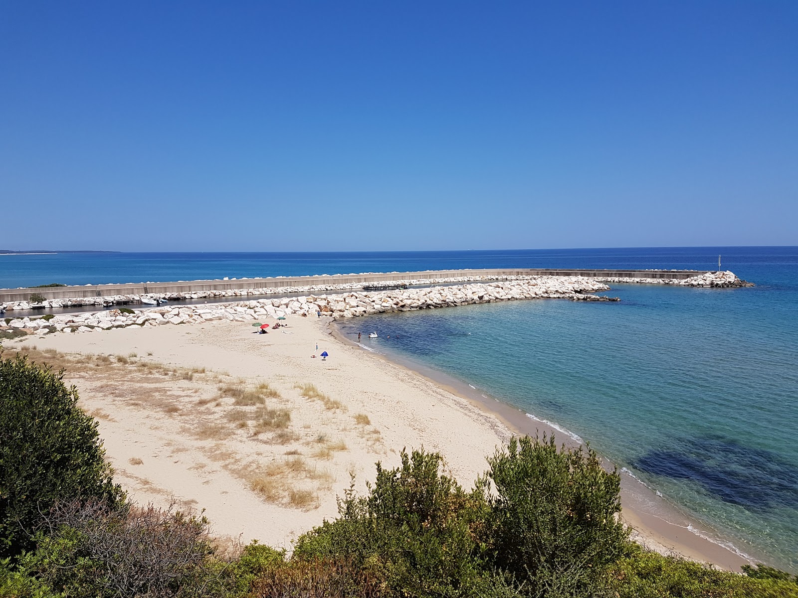 Foto von Osalla Strand mit türkisfarbenes wasser Oberfläche