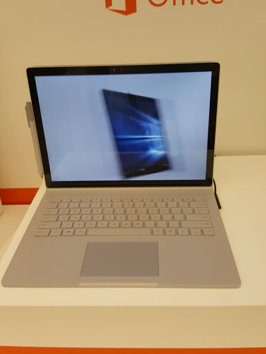 Computer Store «Microsoft Store - Tysons Corner Center», reviews and photos, 1961 Chain Bridge Rd, Tysons, VA 22102, USA