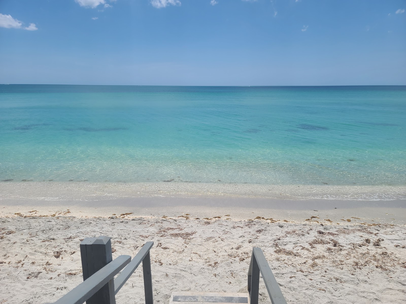 Gulf Surf beach的照片 带有碧绿色纯水表面