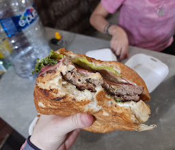 Celes Burger photo