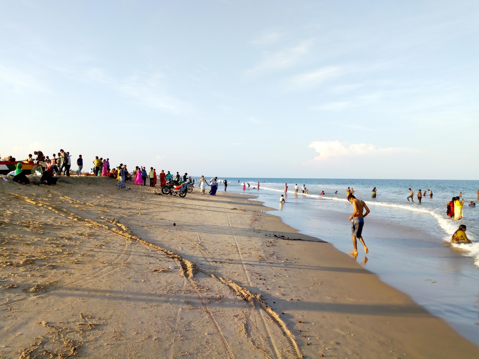 Foto de Thummalapenta Beach e o assentamento
