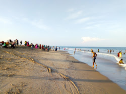 Foto de Thummalapenta Beach e o assentamento