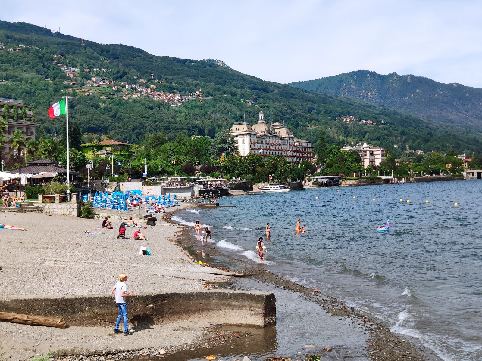 Foto di Spiaggia di Stresa con una superficie del ciottolo leggero