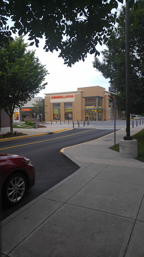 Pet Supply Store «Unleashed by Petco», reviews and photos, 14900 Potomac Town Pl #110, Woodbridge, VA 22191, USA