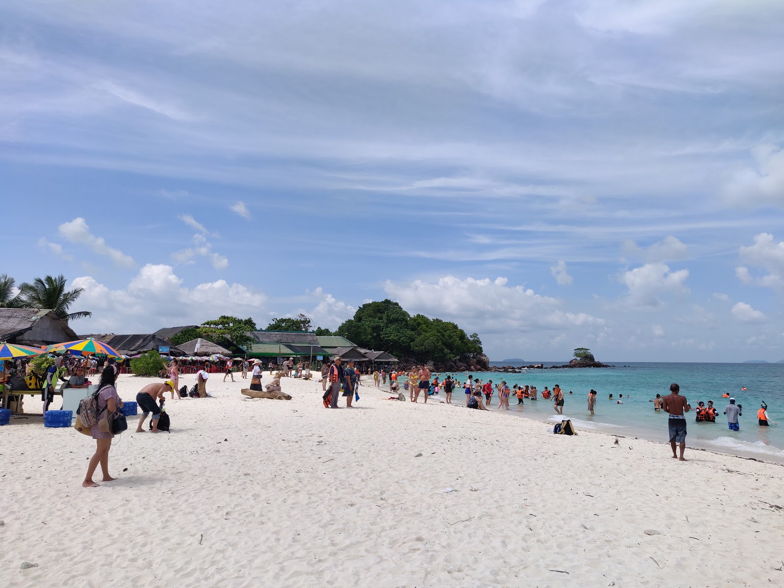 Foto di Khai Nai Beach con una superficie del sabbia luminosa