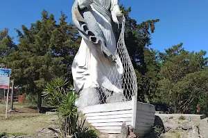 Estatua del Cristo Pescador image