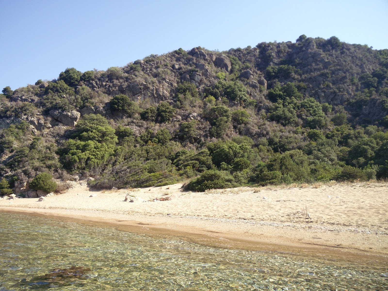 Fotografie cu Kantouni beach amplasat într-o zonă naturală