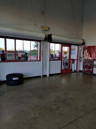 Tire Shop «Discount Tire Store - Irving, TX», reviews and photos, 3516 W Airport Fwy, Irving, TX 75062, USA