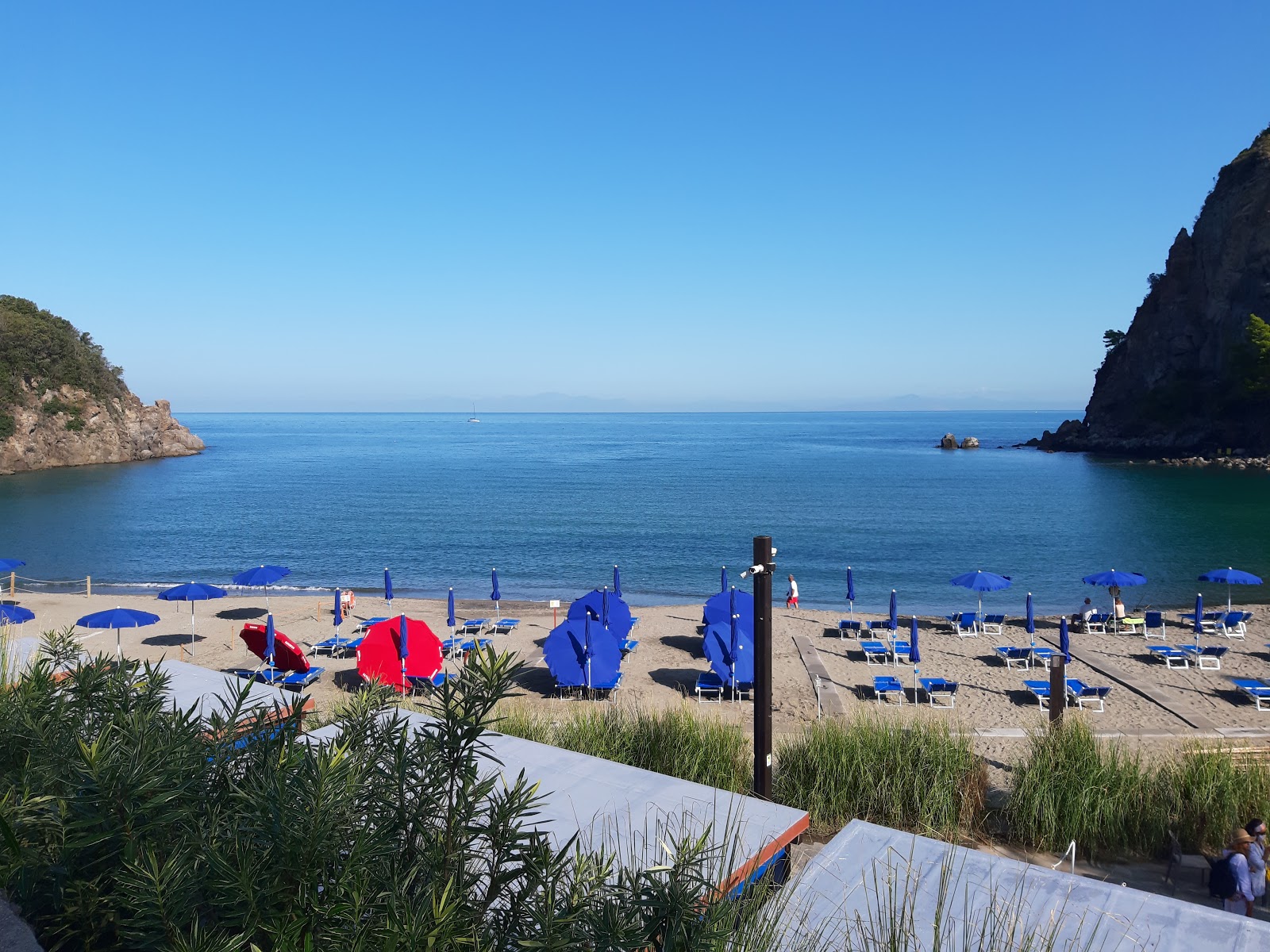 Foto van San Montano Strand met blauw puur water oppervlakte