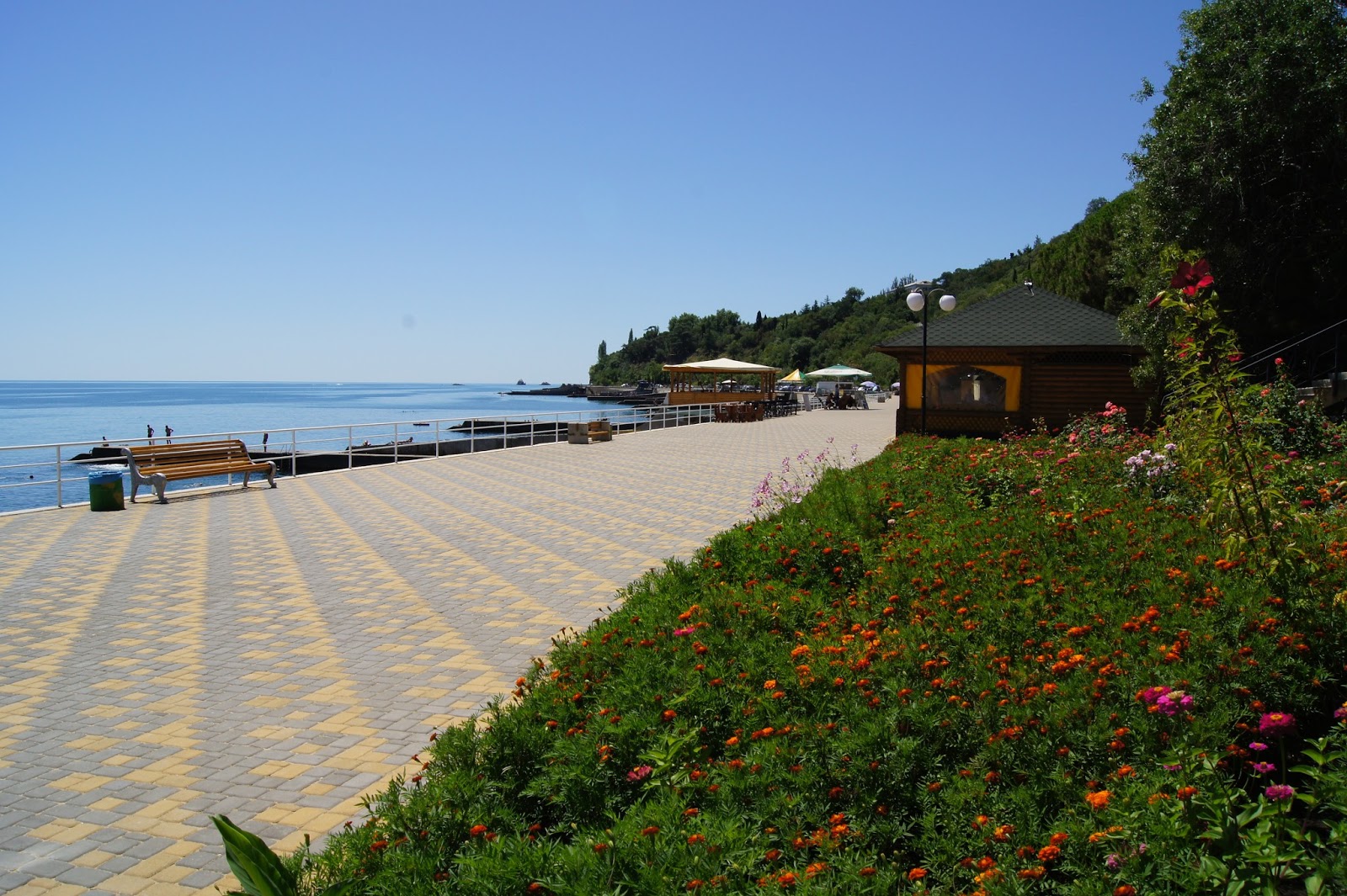 Foto von Beregovoy beach von Klippen umgeben