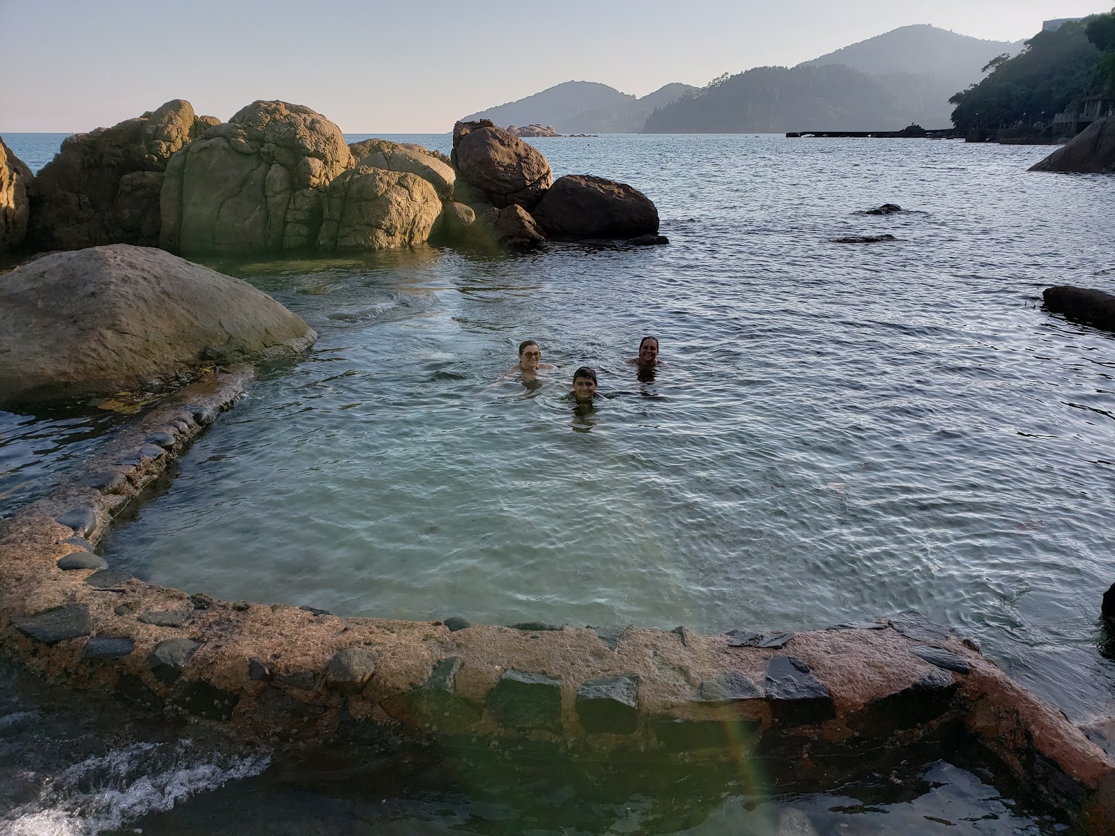 圣丽塔的天然泳池的照片 带有碧绿色水表面