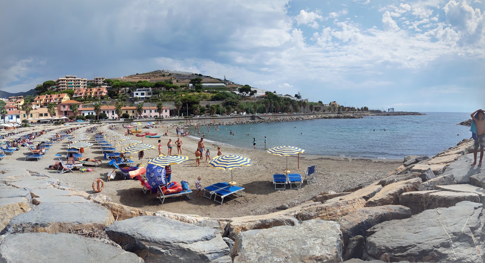 Foto di Baia Azzurra con una superficie del sabbia scura