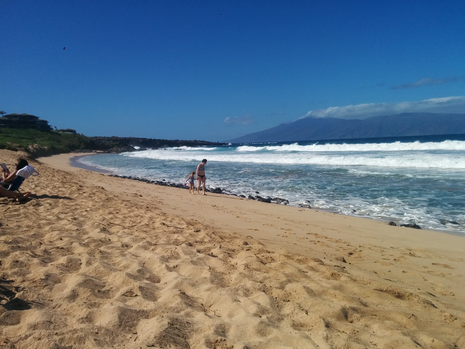 Foto de Oneloa Beach - lugar popular entre os apreciadores de relaxamento