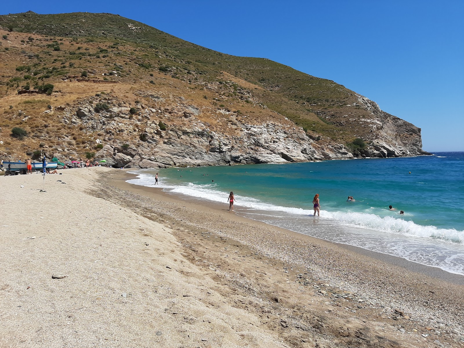 Potami 2 beach的照片 带有小米色卵石表面