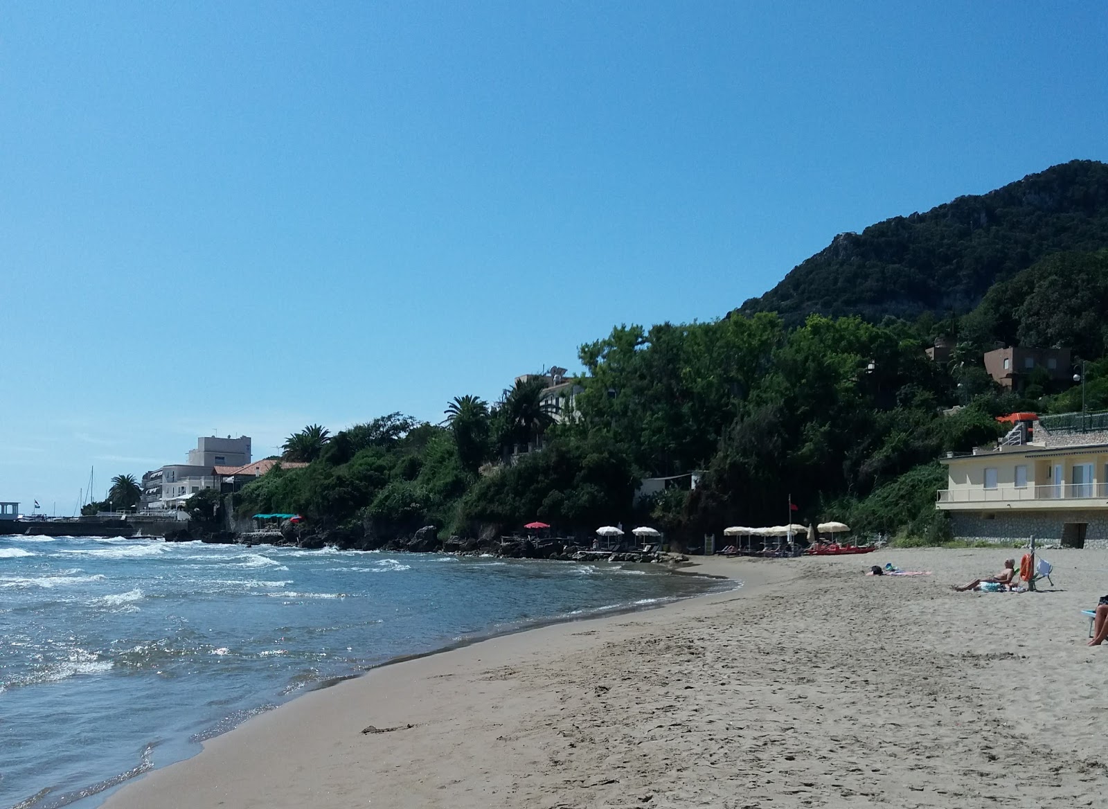 Fotografie cu San Felice beach cu golfuri mari